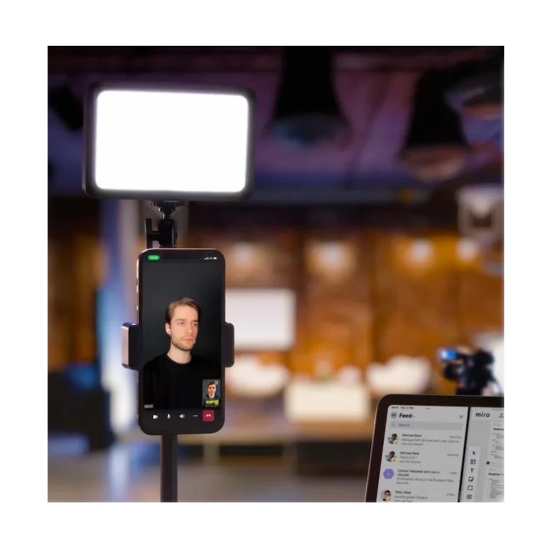 نور استودیویی حرفه‌ای الگاتو مدل Key Light Mini با موبایل