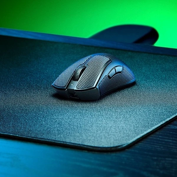 موس بی‌سیم فوق سبک ریزر مدل DeathAdder V3 Pro بر روی پد