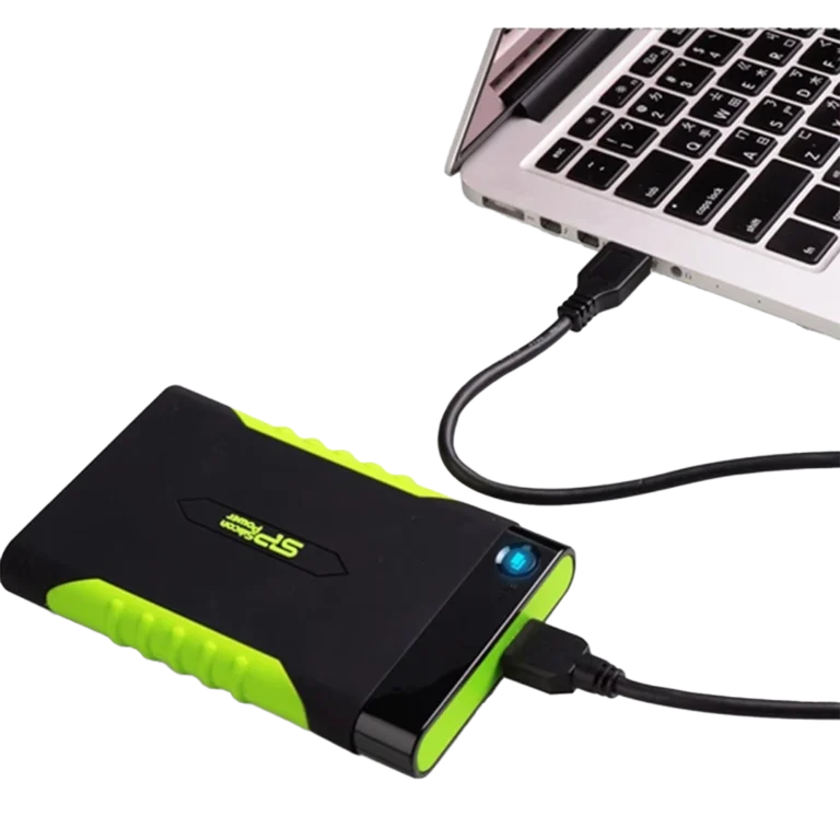 هارد اکسترنال سیلیکون پاور مدل Armor A15 ظرفیت 1 ترابایت متصل به لپتاپ