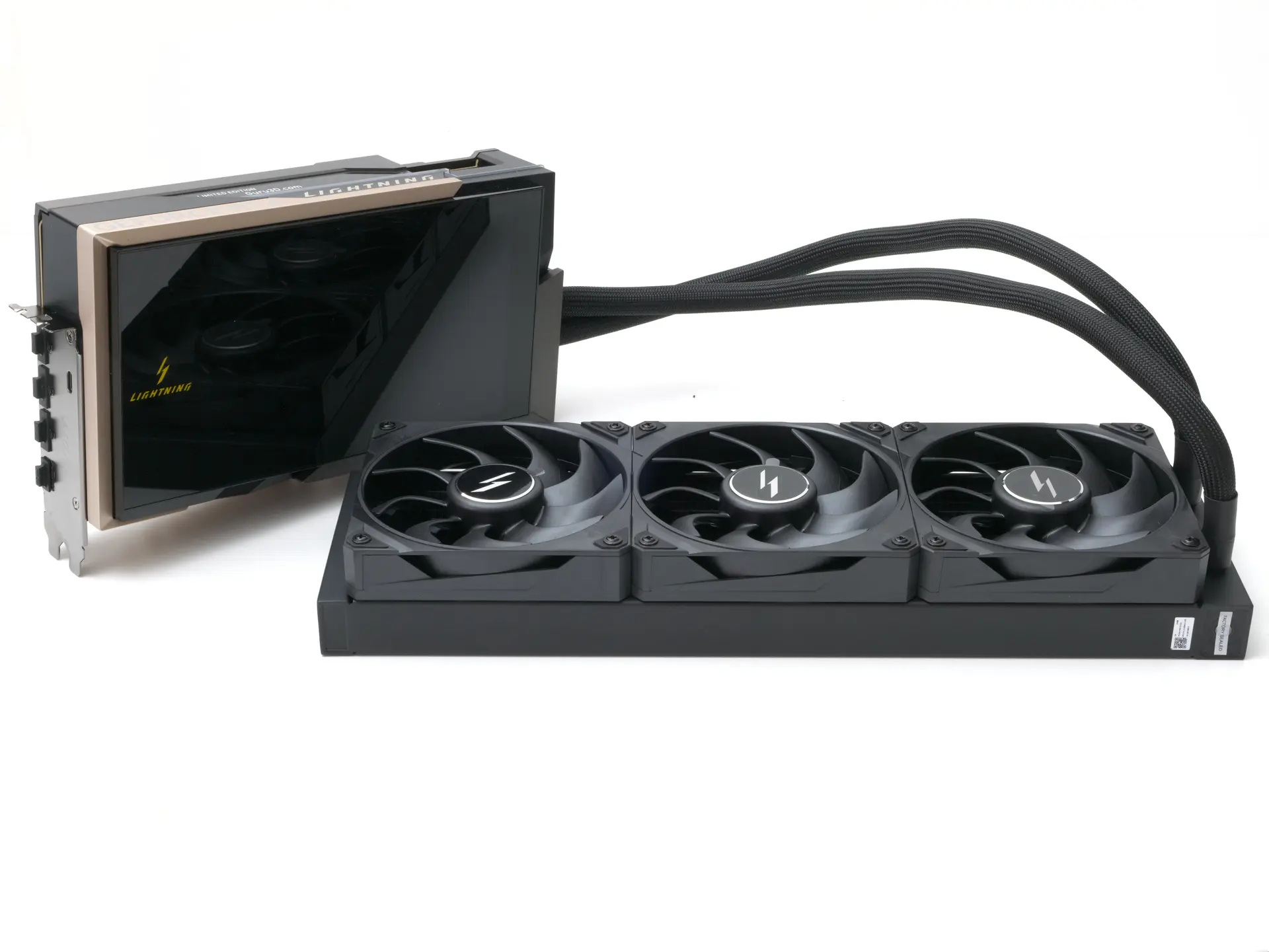 خنک‌سازی  MSI RTX 5090 Lightning Z با رادیاتور ۳۶۰ میلی‌متر