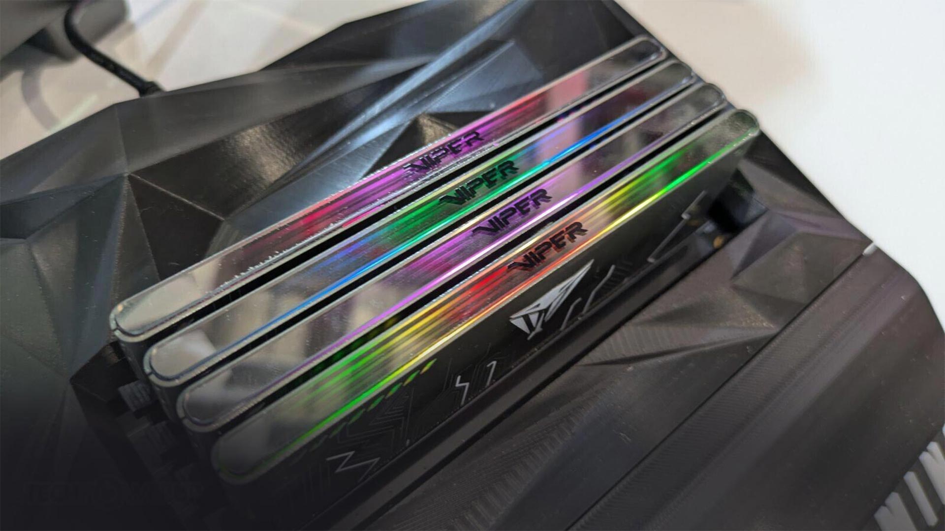 پاتریوت Viper Steel 5 Infinite RGB؛ نمایش نور و سرعت در قلب سیستم گیمینگ